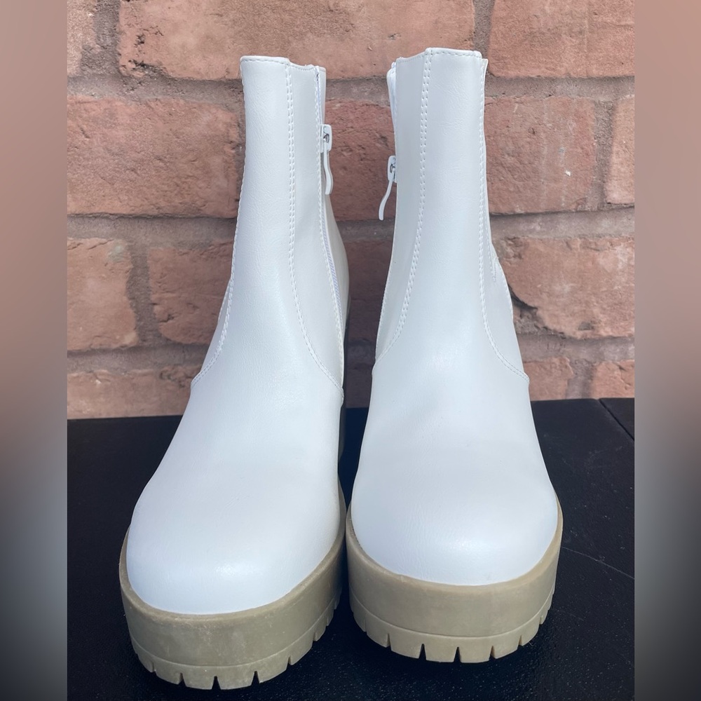 Women's Journee Collection Riplee Platform Block Heel Booties White Size 9 NEW - Picture 5 of 7